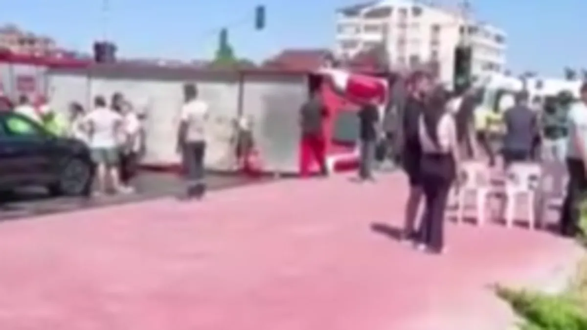 SON DAKİKA | Büyükçekmece'de itfaiye aracı devrildi!