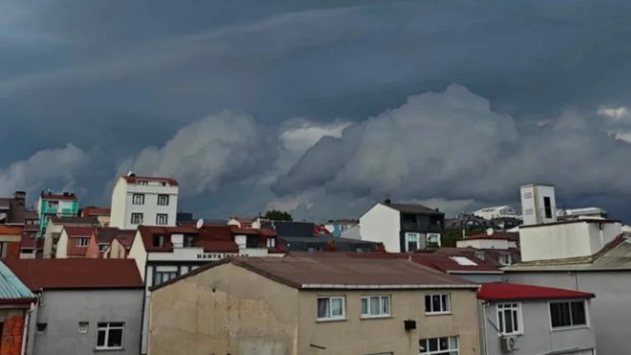 İstanbul'da fırtına: Çatılar uçtu, ağaçlar devrildi