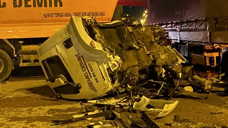 Sincan’da feci kaza: TIR’a çarpan hafriyat kamyonunun kupası koptu!