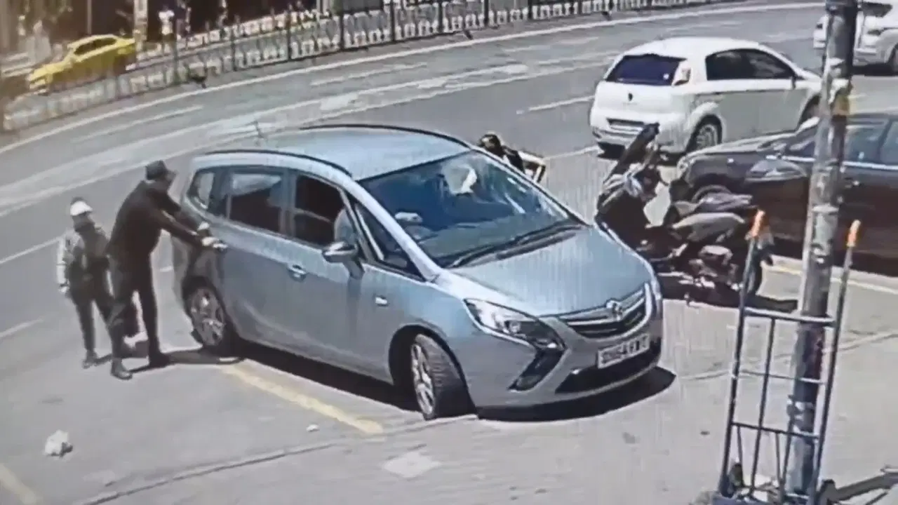 Araçta eşini bekleyen turistin çantasını çaldılar: İçindekileri alıp geri bıraktılar! O anlar kamerada