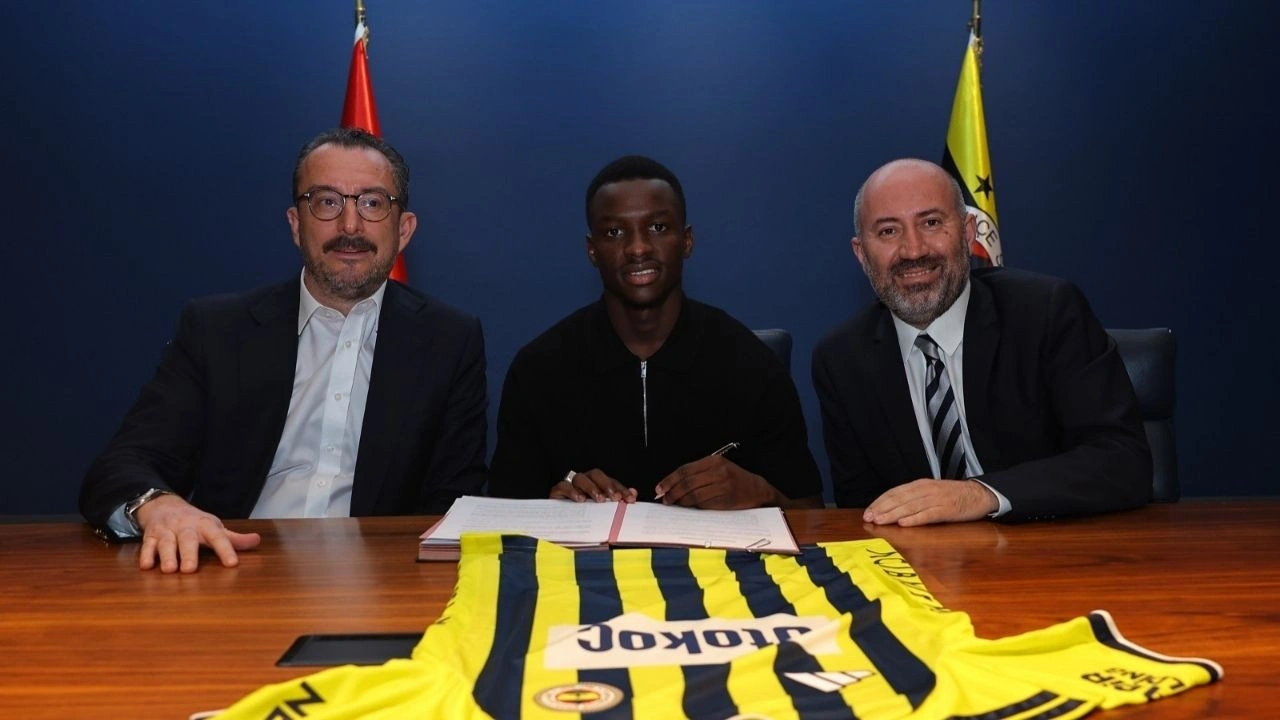 Fenerbahçe yeni transferini resmen duyurdu: İmzayı attı formayı giydi