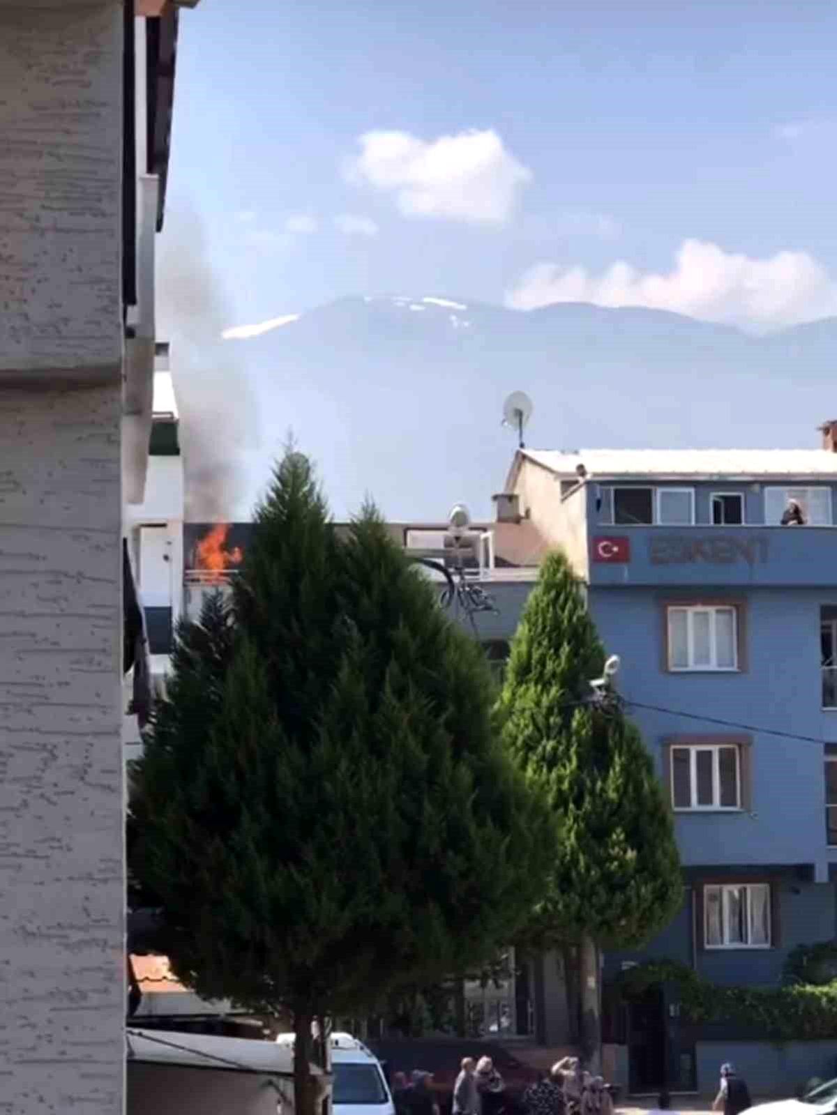 Bursa'da çatı yangını büyümeden söndürüldü