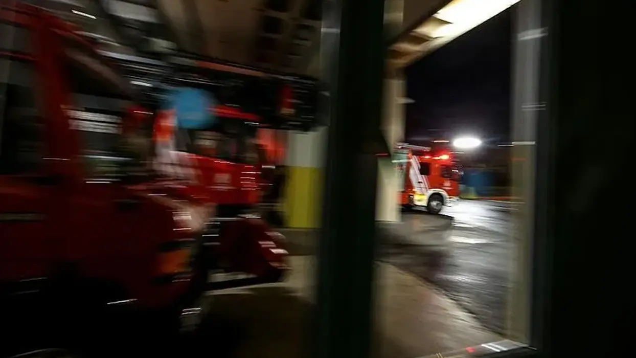 4 katlı binada korkutan yangın! Alevler çatıya sıçradı