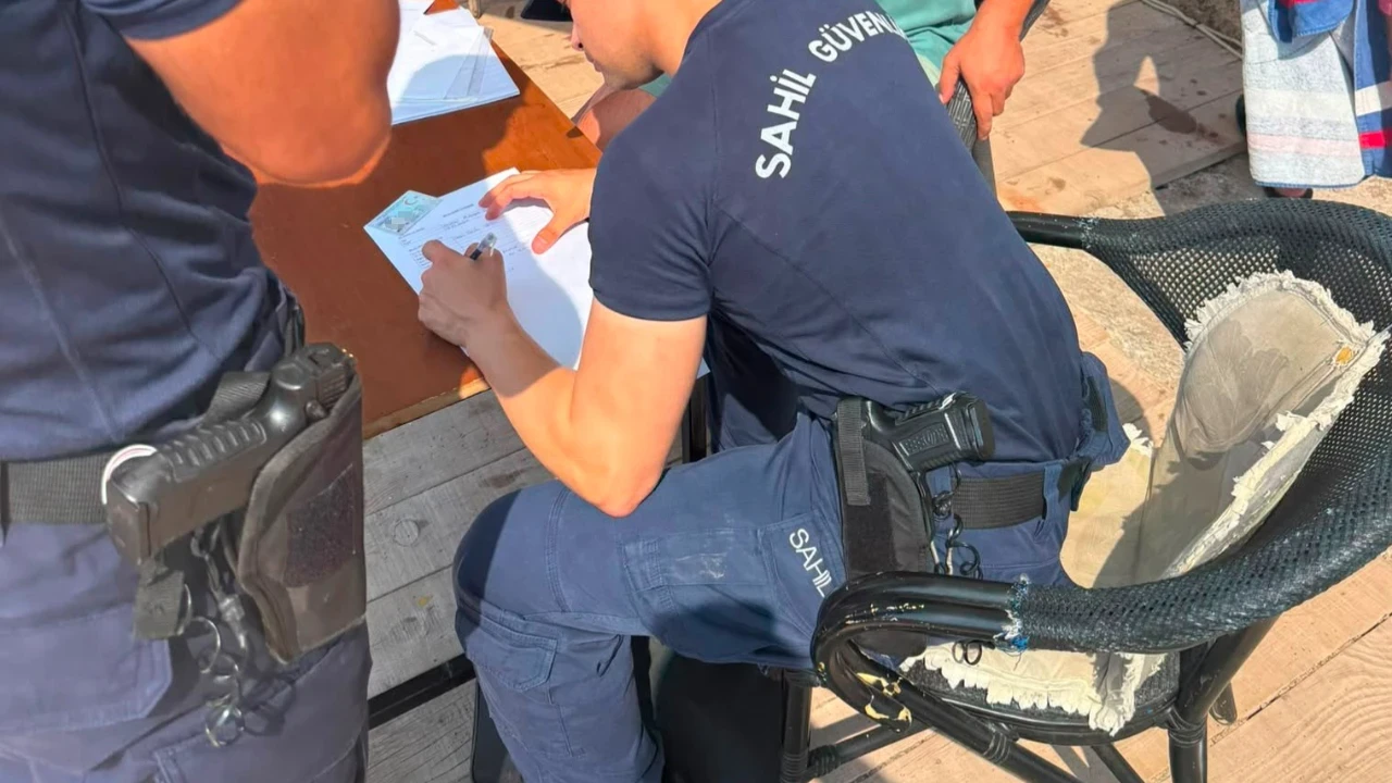 Kılıç balığını kuyruğundan çekip karaya çıkardı: Cezadan kaçamadı