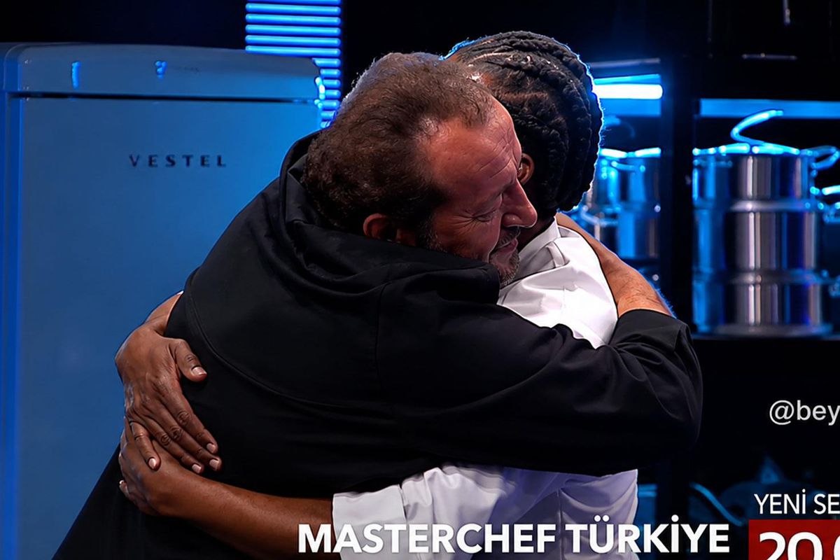 MasterChef'te büyük sürpriz! Mehmet Şef boynuna sarıldı
