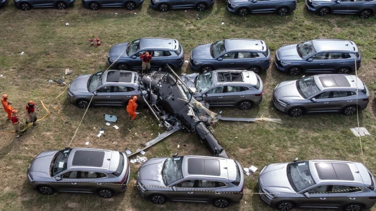 İki helikopter havada çarpıştı: Dünyaca ünlü şarkıcı hayatını kaybetti