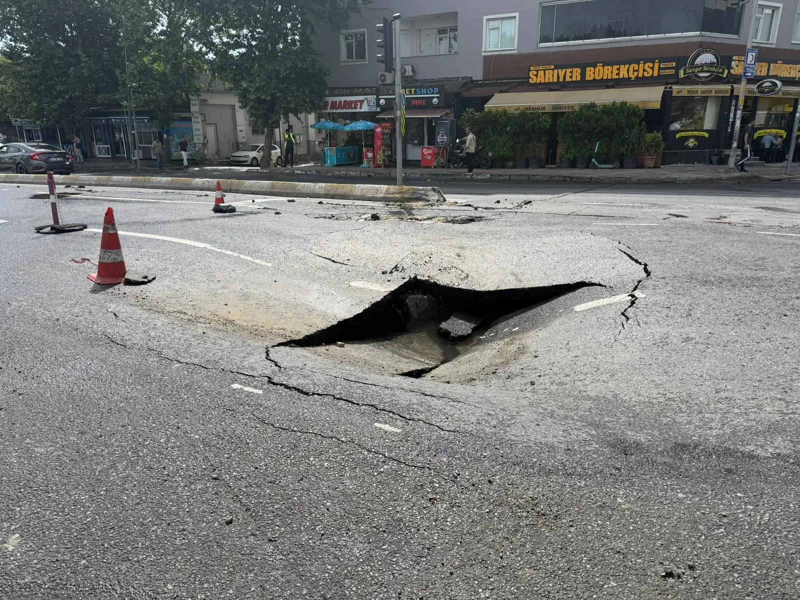 İSKİ altyapı çalışmasını eline yüzüne bulaştırdı: Yol çöktü, cadde sular altında kaldı