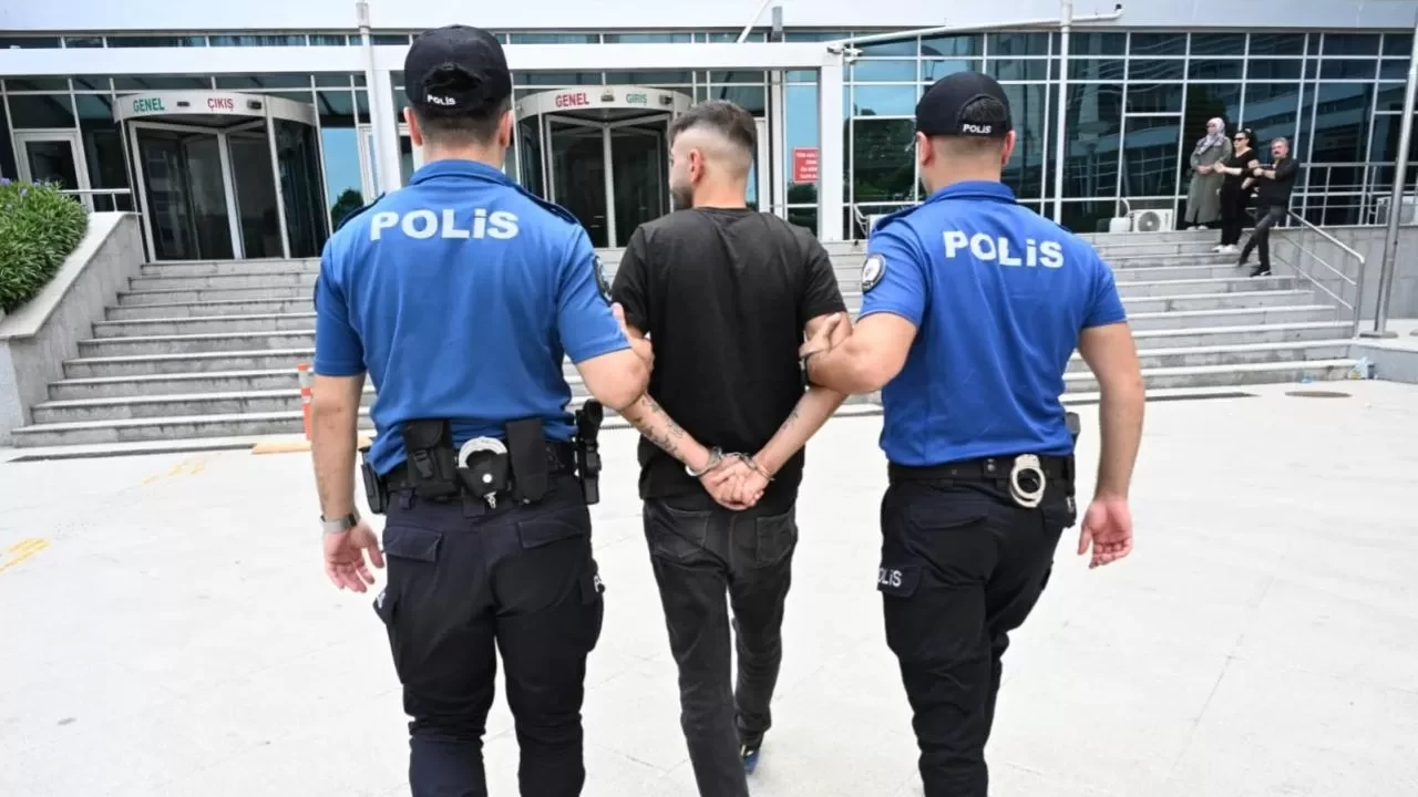 Kırmızı bültenle aranan uyuşturucu firarisi Mersin Havalimanı’nda yakalandı
