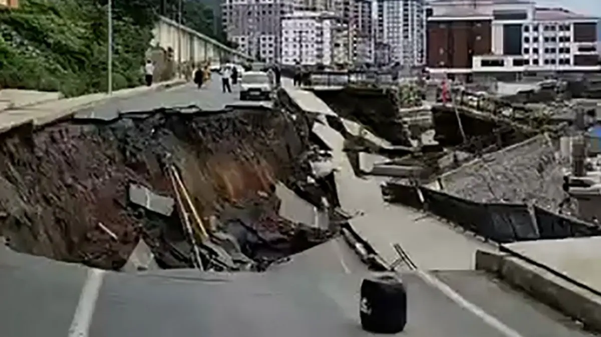 Rize'de yol çöktü: 2 bina tedbir amaçlı tahliye edildi