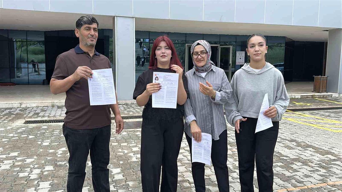 Baba, anne ve 2 kızı sınavda birbirlerine rakip oldu