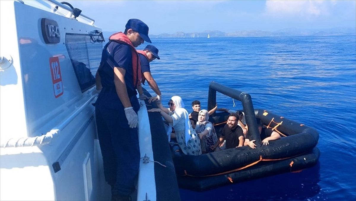 Muğla açıklarında Yunanistan unsurlarınca geri itilen 8 düzensiz göçmen kurtarıldı