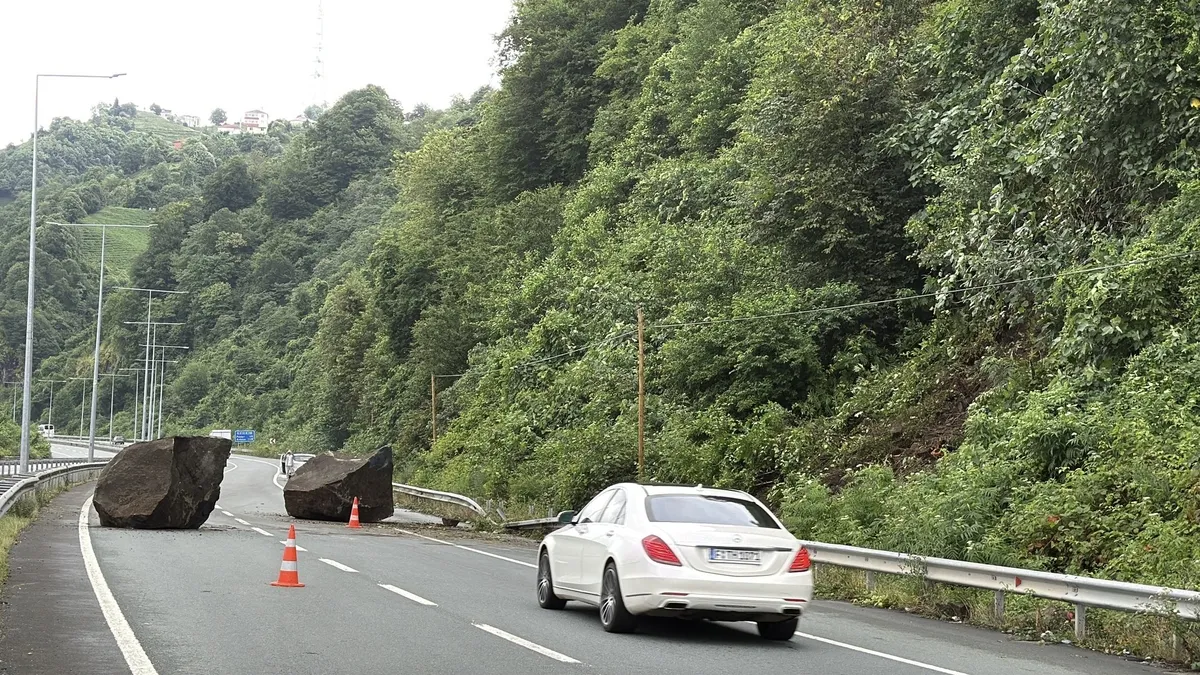 Karadeniz Sahil Yolu’na dev kayalar düştü