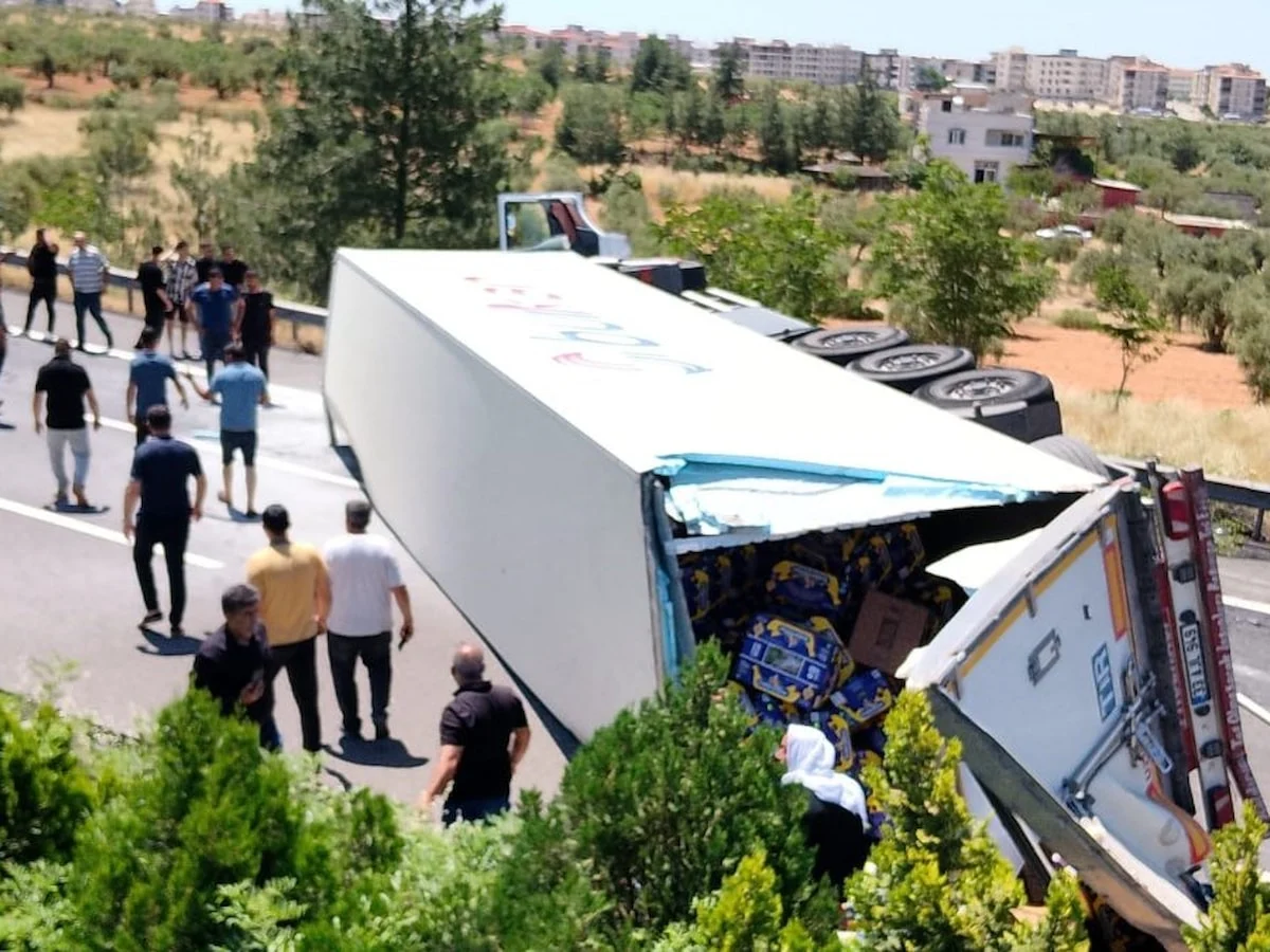 Gaziantep’te muz yüklü tırın devrildiği kazada sürücü yaralandı