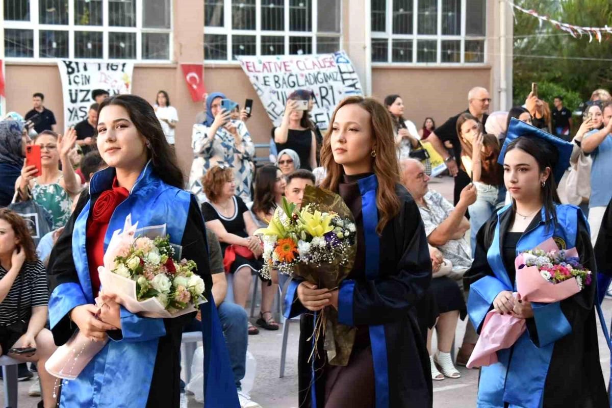 Muharrem Hasbi Anadolu Lisesi'nde mezuniyet sevinci