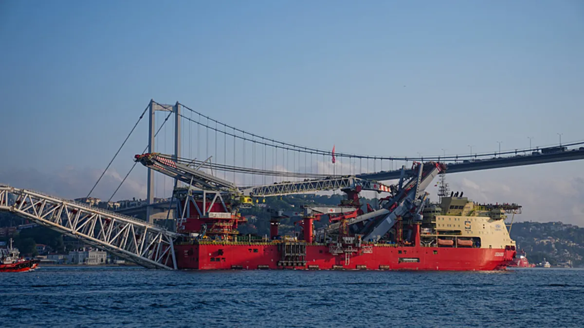 İstanbul Boğazı çift yönlü trafiğe kapatıldı! 215 metrelik dev gemi JSD6000 boğazdan geçti