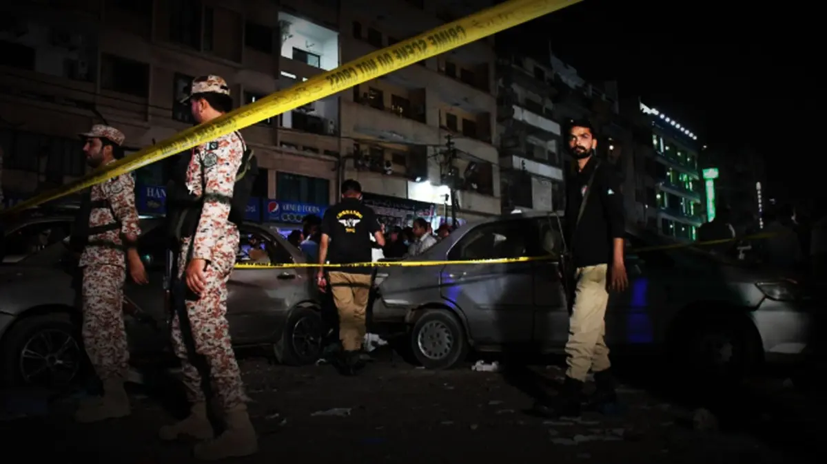 Pakistan'da terör alarmı: Yoğun silah sesleri duyuldu