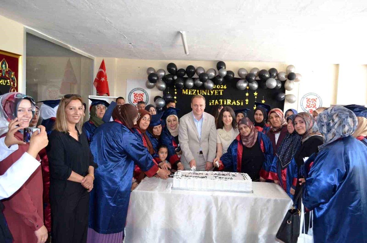 Bulanık'ta okuma yazma öğrenen 50 kadın mezuniyet sevinci yaşadı
