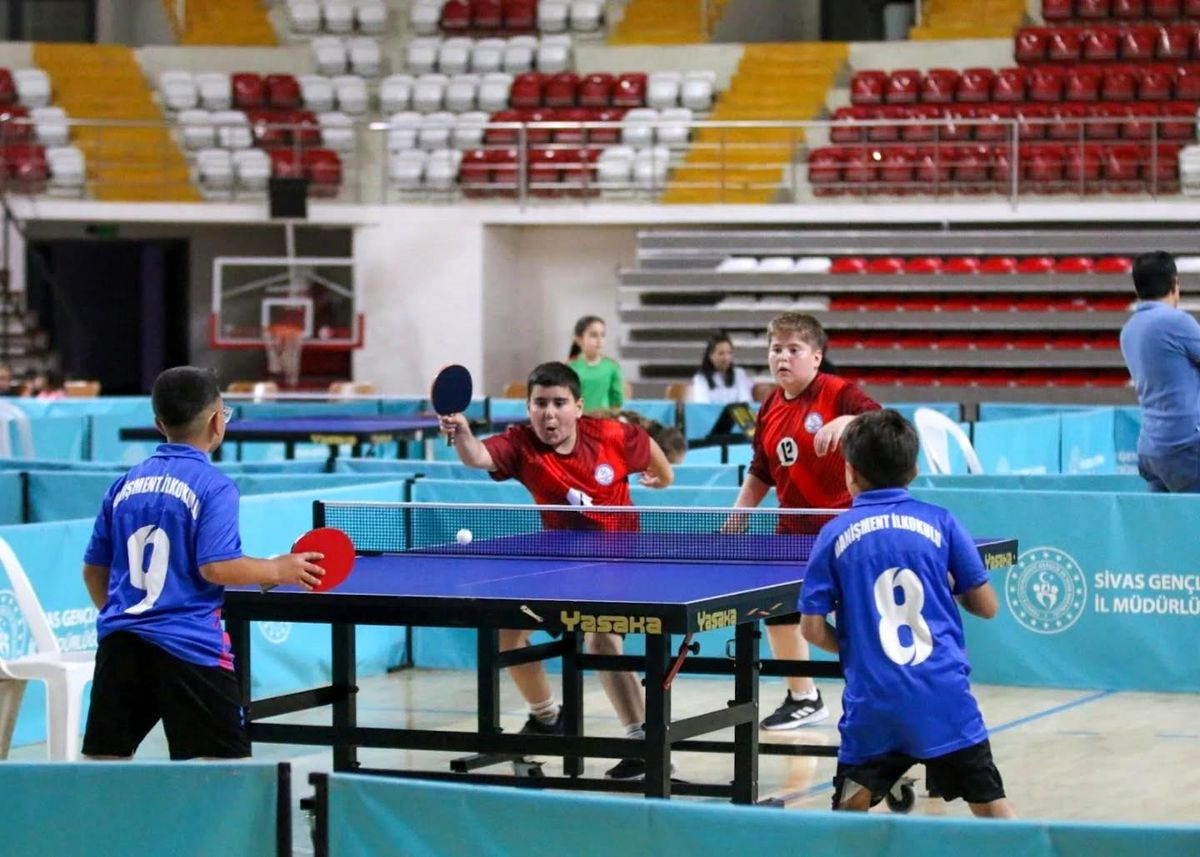 Sivas'ta masa tenisi rüzgarı