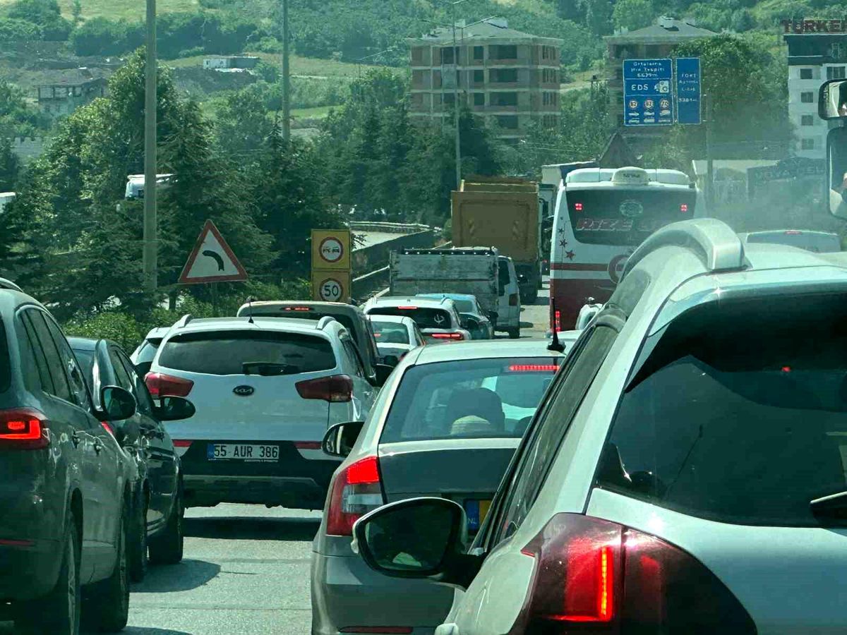 Şehir Hastanesi kavşak çalışması trafiği kilitledi: Kilometrelerce araç kuyruğu