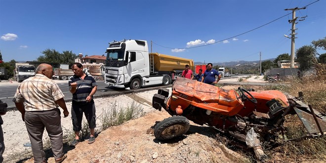 Tırla çarpışan traktördeki 2 kişi hastanede hayatını kaybetti