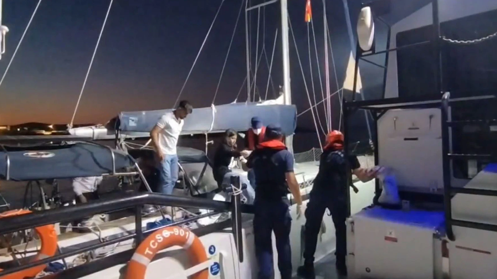 Muğla açıklarında 67 düzensiz göçmen yakalandı