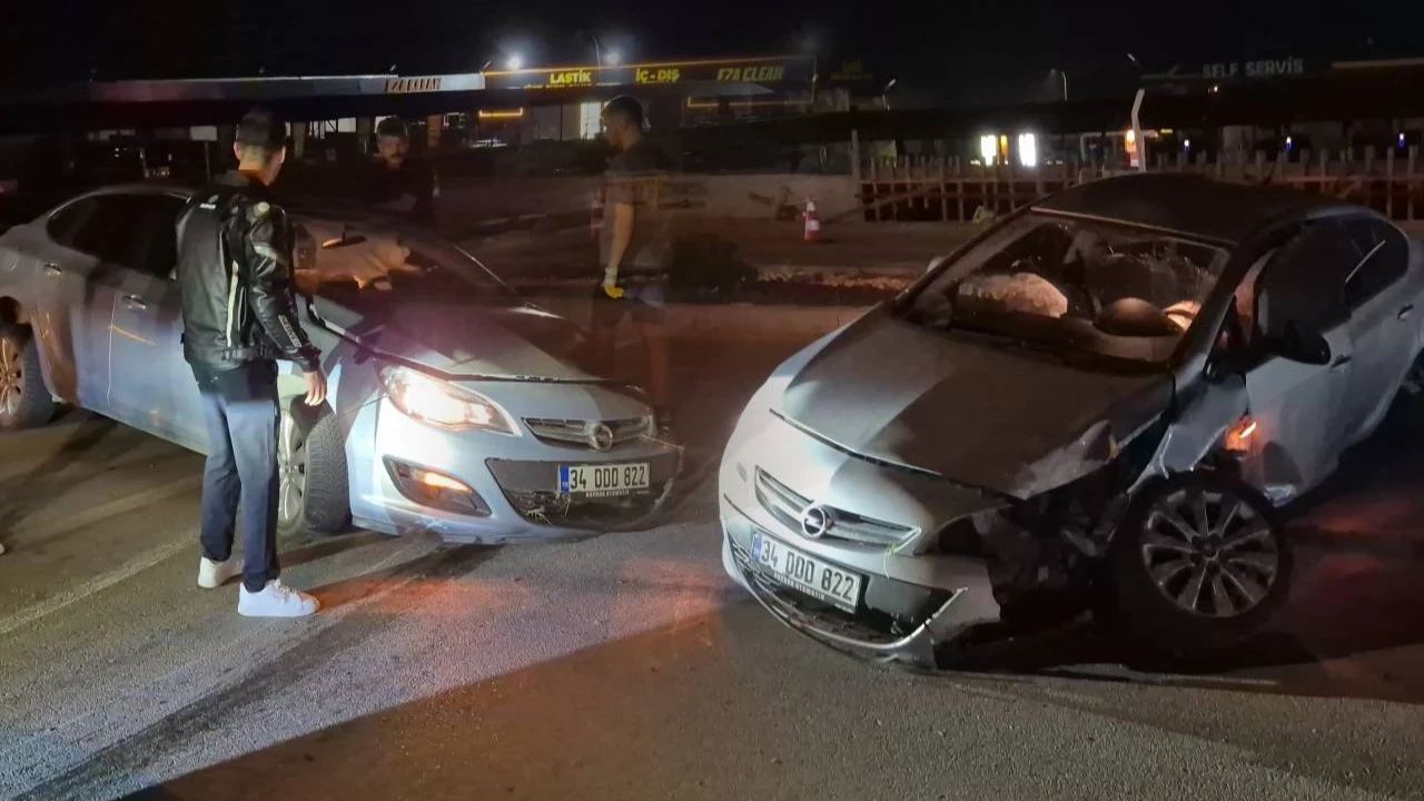 Alkollü sürücü caddeyi birbirine kattı: Tabelaya çarparak durabildi