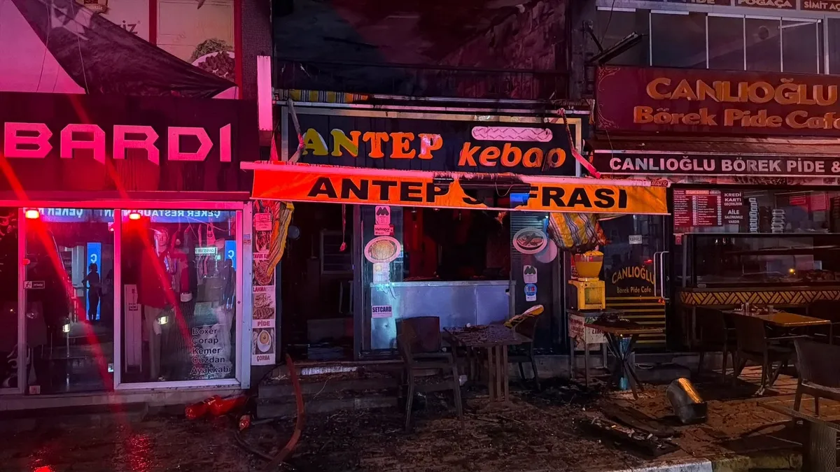 Küçükçekmece’de restoranda yangın! Alevler 5 katlı binaya sıçradı