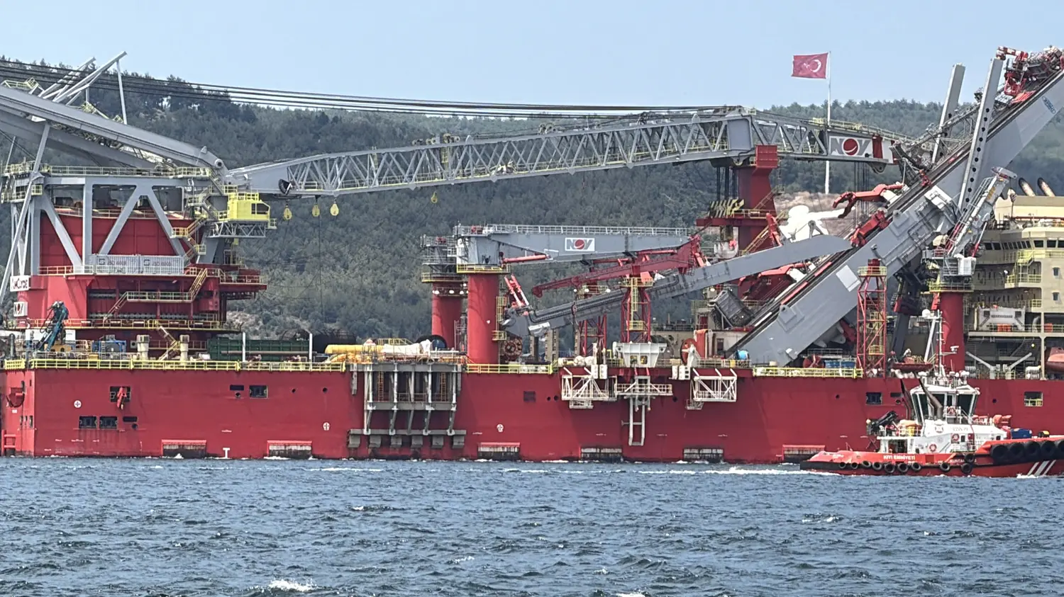 215 metrelik dev Çanakkale Boğazı'ndan geçti