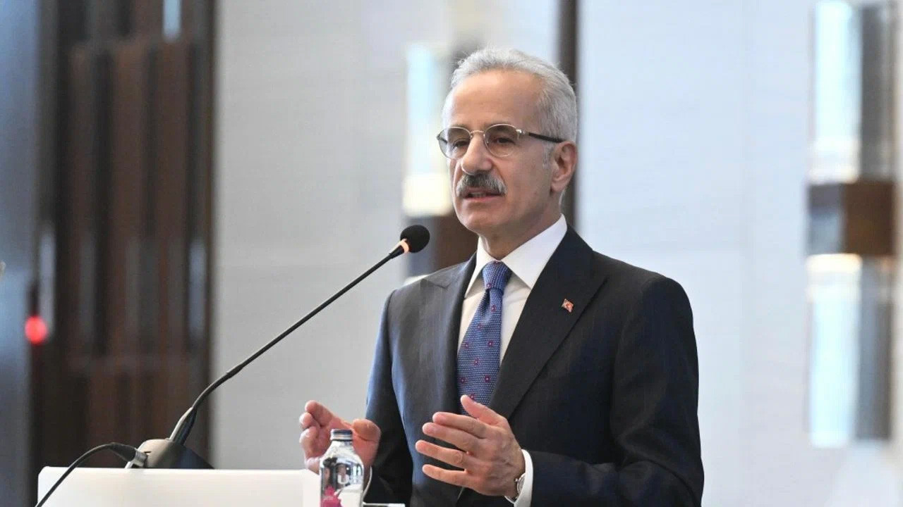 Hürmüz Boğazı'ndaki Türk gemilerin durumu ne oldu? Bakan Uraloğlu açıkladı