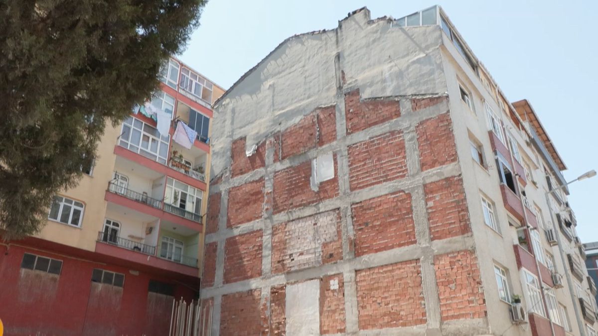 Güngören'de 'riskli' raporu verilen binanın mührünü kırıp içeri girdiler: Yıkılabilir