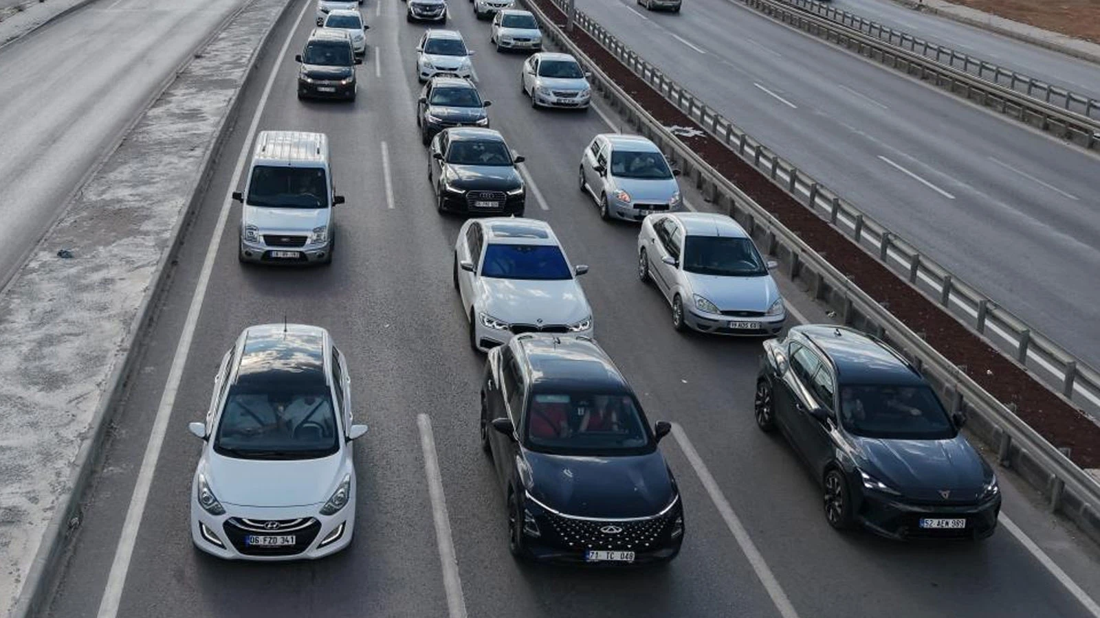 43 ilin bağlantı noktasında yaz tatili hareketliliği: Trafik durma noktasına geldi