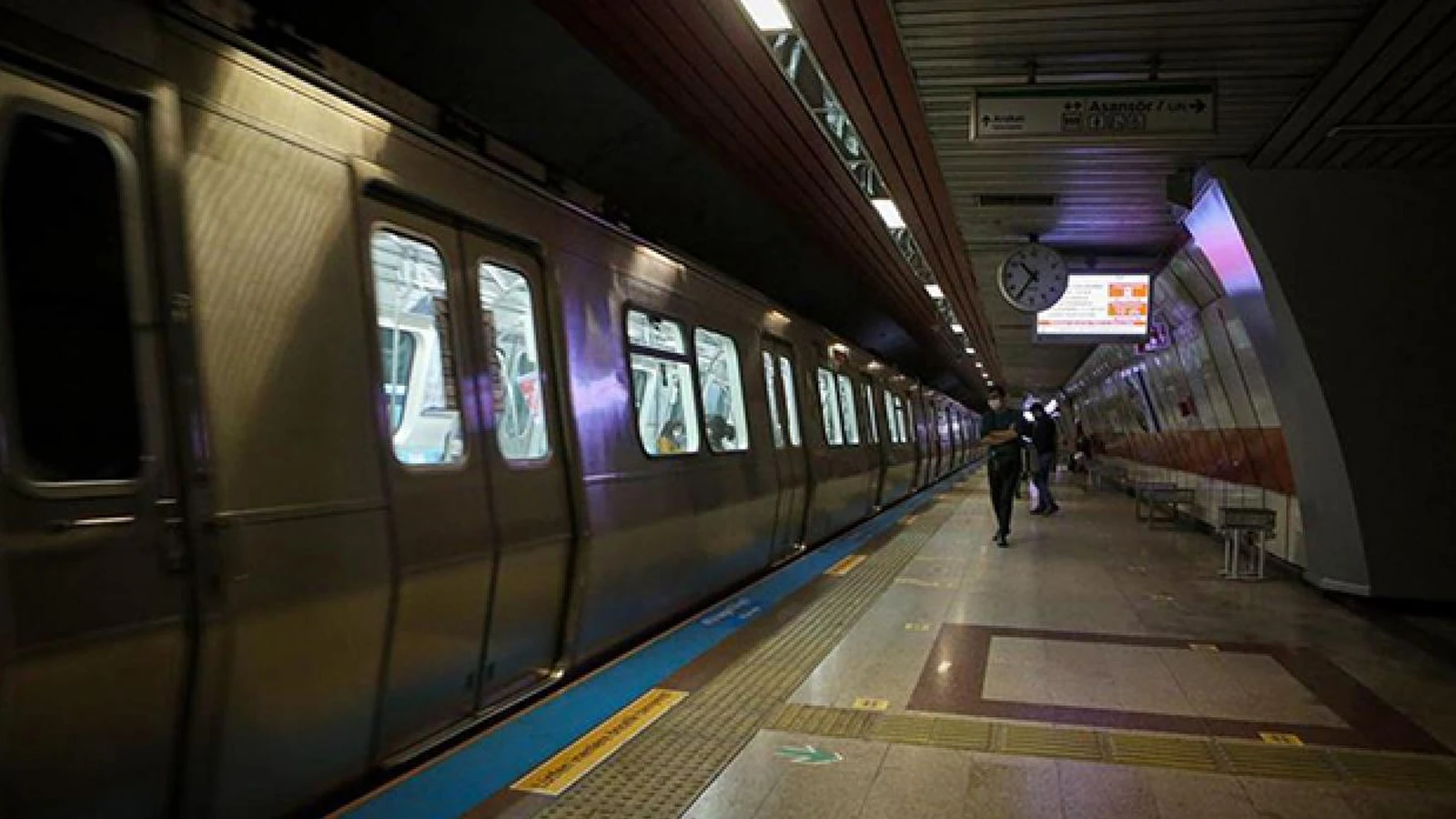 İstanbul'da metro istasyonunda intihar girişimi