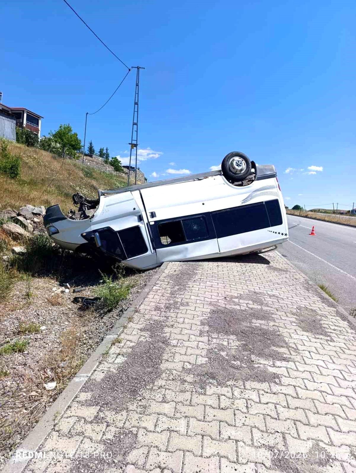 Minibüs takla attı: 1 yaralı