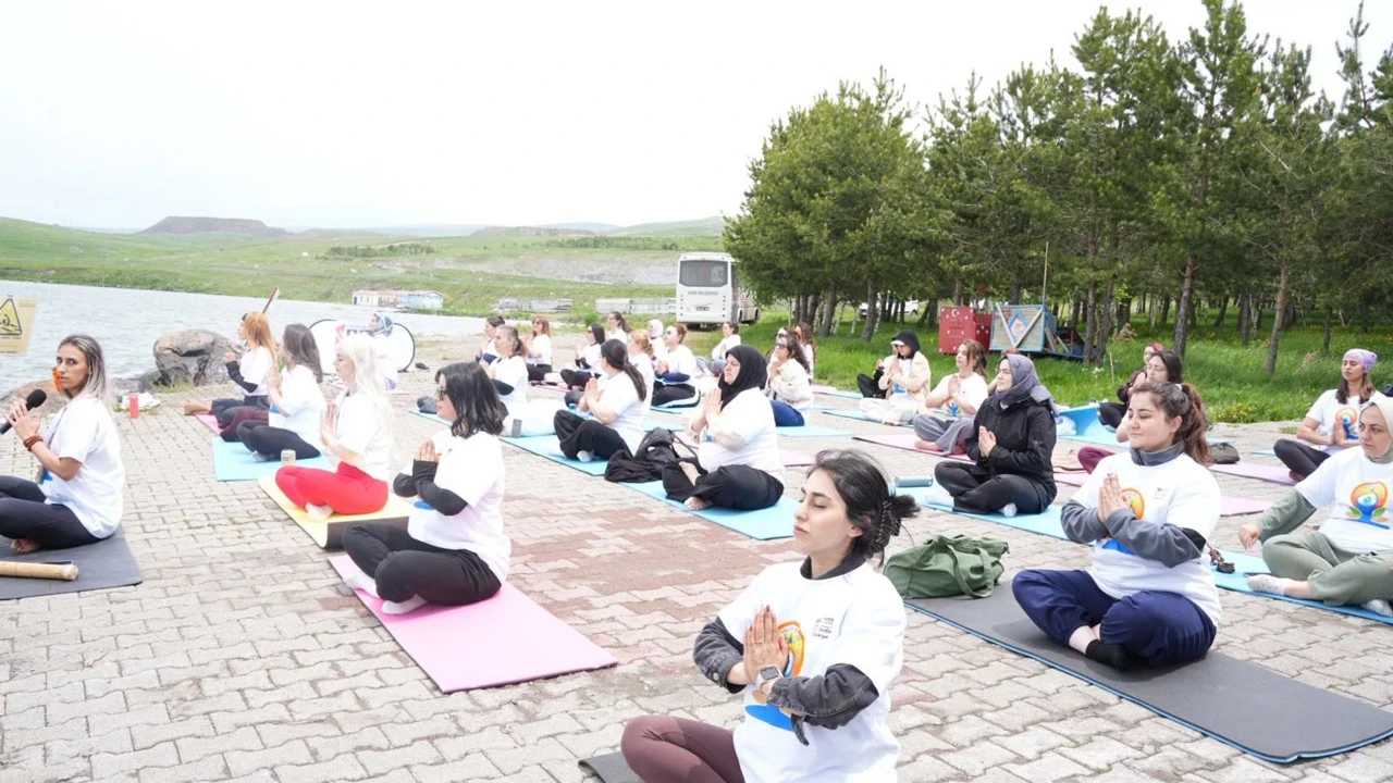 Çıldır Gölü’nde yoga