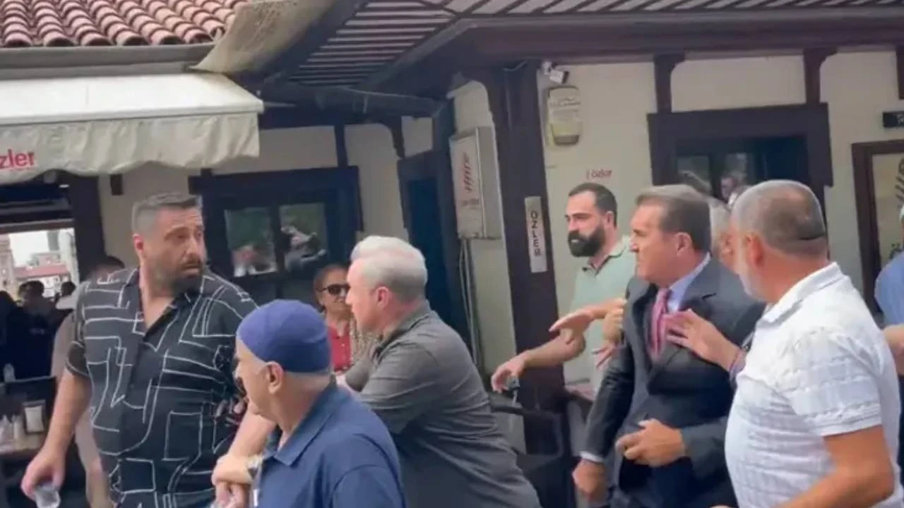 Özgür Özel'in cuma namazı çıkışı ortalık biranda karıştı! Mustafa Sarıgül vatandaşa tekme attı