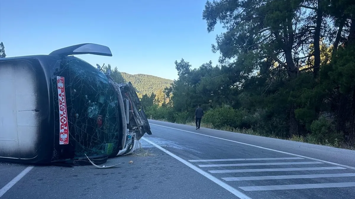 Antalya'da otobüsle ile otomobil çarpıştı:1 ölü ,12 yaralı