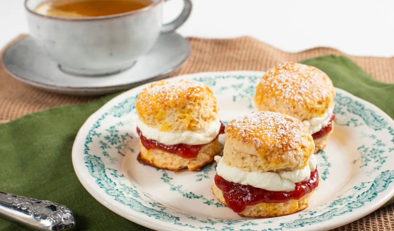 Beş çayınız için geleneksel bir İngiliz tatlısı: Scone