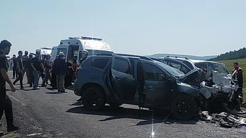 Ardahan'da 3 araç zincirleme kazaya karıştı; 3 ölü, 4 yaralı