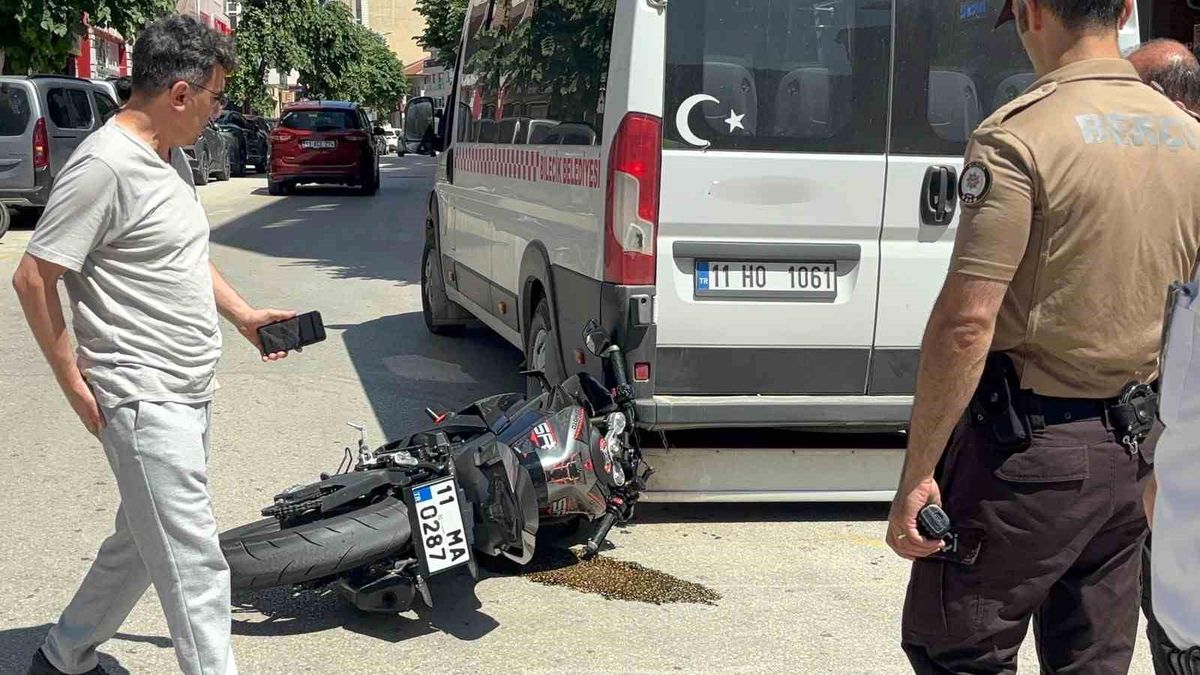Otomobille çarpışan motosikletli az kalsın minibüsün altında kalıyordu