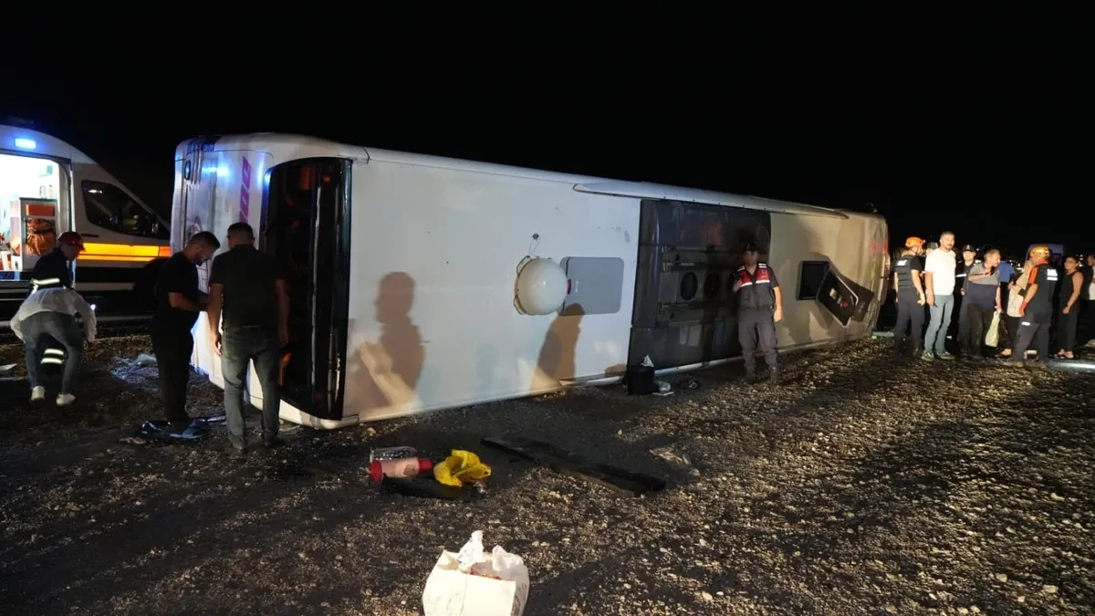 Kırıkkale'de can pazarı! Yağış nedeniyle kontrolden çıkan yolcu otobüsü devrildi: 29 yaralı