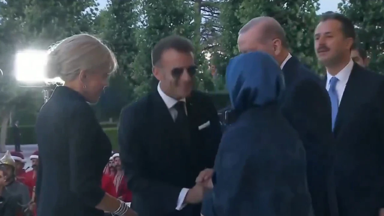Fransa Cumhurbaşkanı Macron, Emine Erdoğan’ın elini öpmeye çalıştı