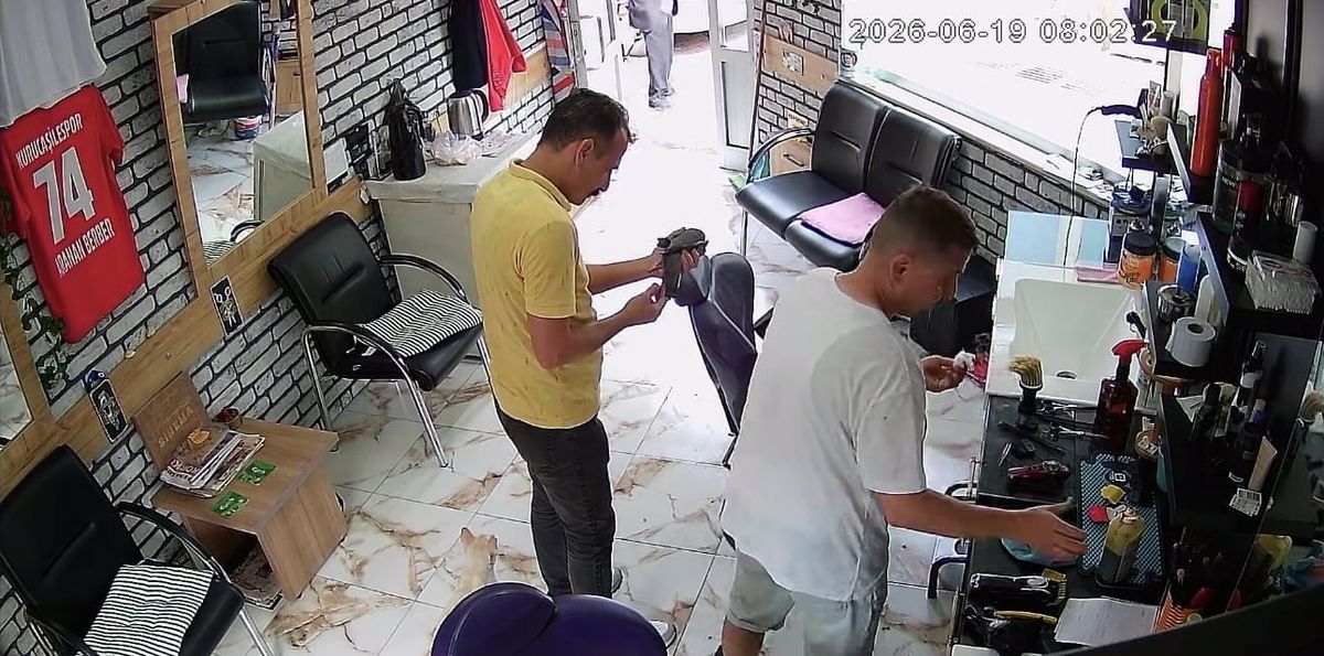 Ayağındaki misina nedeniyle tellere takılan güvercin kurtarılıp, berberde pansumanı yapıldı