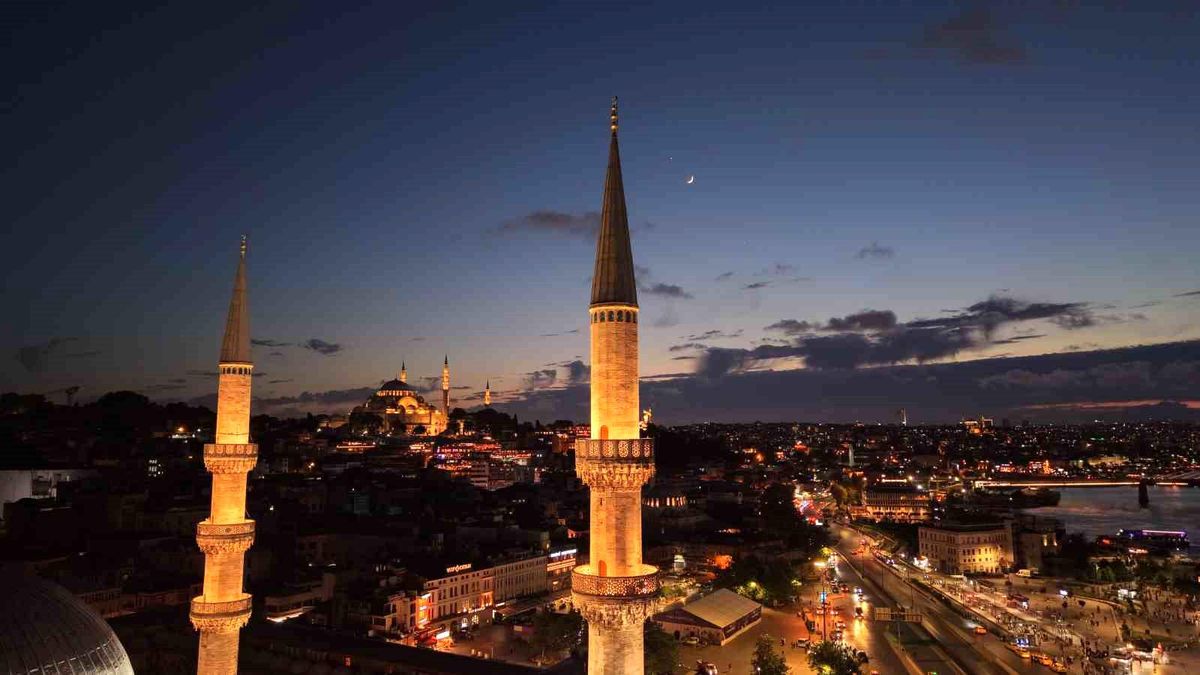 İstanbul semalarında ay yıldız göz kamaştırdı