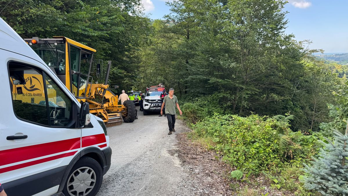 Rize'de yol çalışmasındaki iş makinesi uçuruma yuvarlandı: 1 yaralı