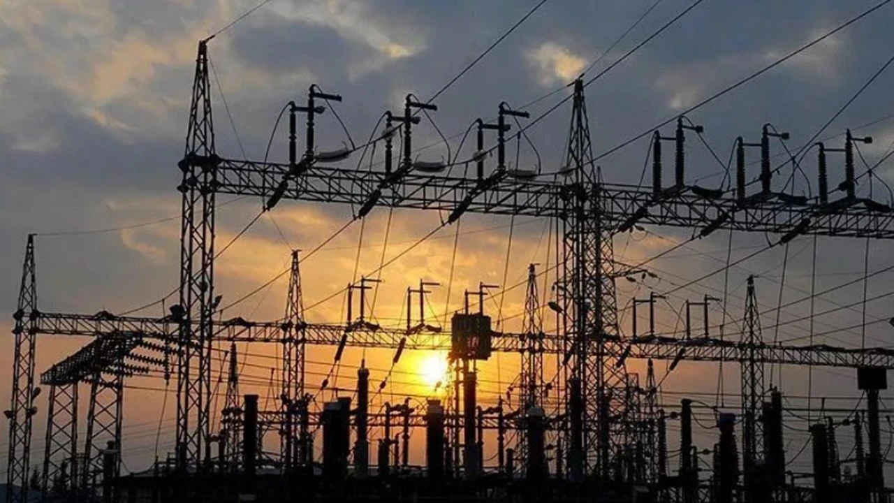 Elektrik fiyatlarında dikkat çeken hareket: Spot piyasada yarın için zirve 4 bin 295 lira