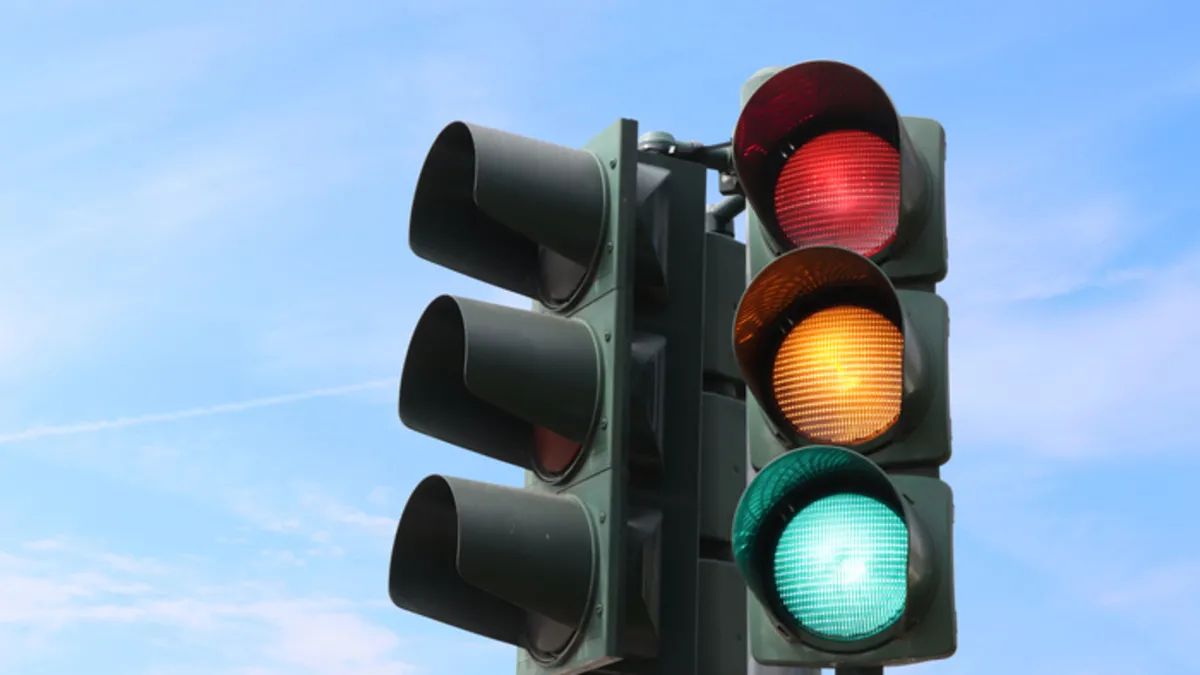 Trafik lambaları neden yeşil, kırmızı ve sarıdan oluşur?