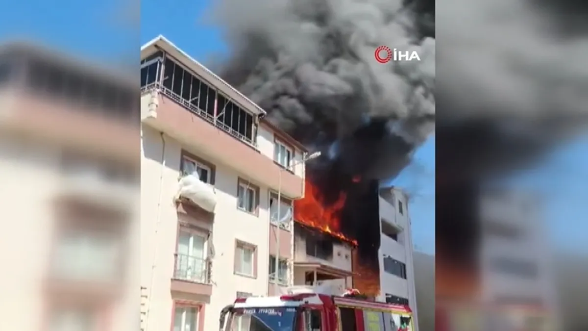 Bursa'da 3 katlı binanın çatısı alevlere teslim oldu