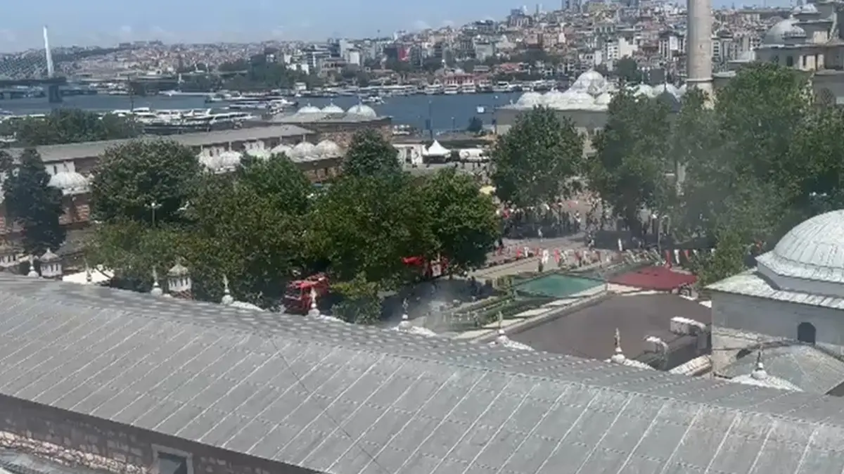 Tarihi Mısır Çarşısı'nda yangın: Olay yerine ekipler sevk edildi