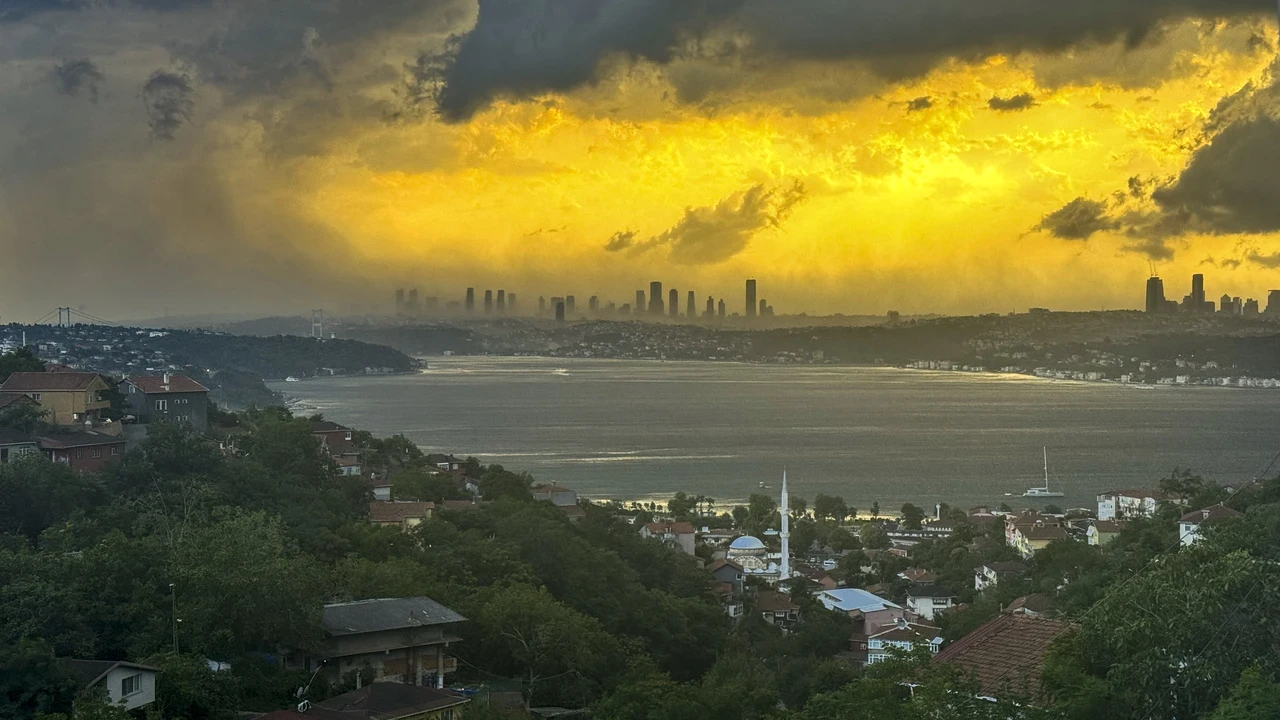 İstanbul'da fırtına hayatı felç etti: Çatılar uçtu, ağaçlar devrildi