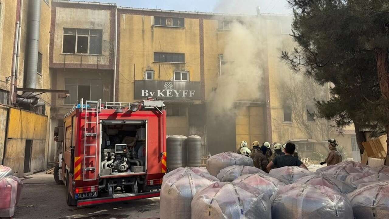 Esenyurt’ta fabrikada korkutan yangın! Çok sayıda ekip sevk edildi